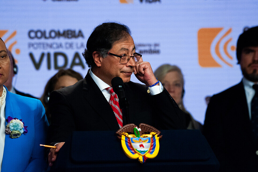 Der kolumbianische Präsident Gustavo Petro spricht während einer Pressekonferenz nach einem Treffen mit dem Sicherheitsrat der Vereinten Nationen über die Fortschritte im kolumbianischen Friedensprozess 2016 und den neuen laufenden Prozess in Bogota, Kolumbien, 8. Februar 2024