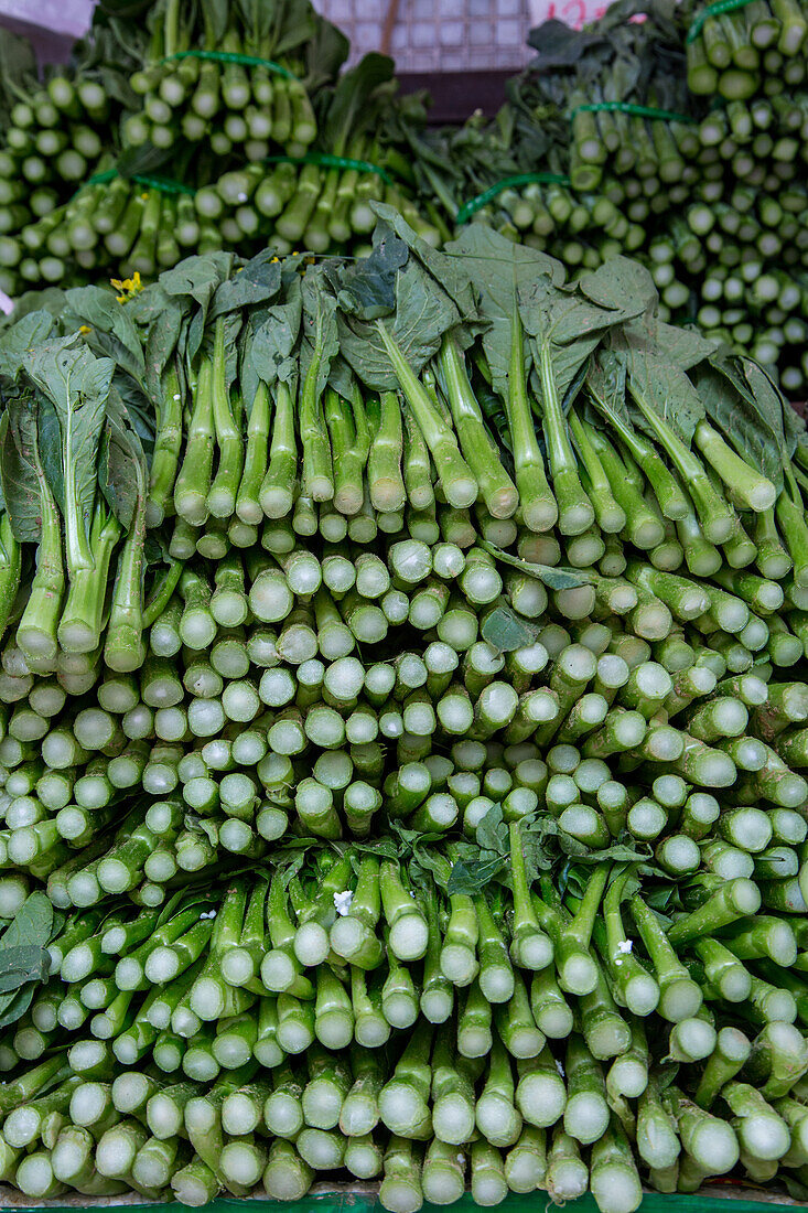 Yu Choy Sum, Brassica rapa var. parachinensis, zum Verkauf auf einem Straßenmarkt in Hongkong, China