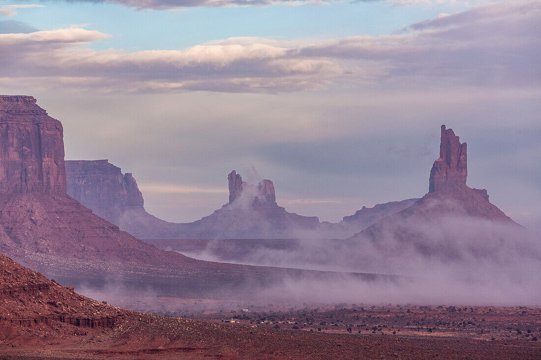 Nebliger Morgenblick aus dem Nordfenster auf die Utah-Monumente im Monument Valley Navajo Tribal Park in Arizona. L-R: Castle Butte, Bear and Rabbit, Stagecoach, East Mitten Butte