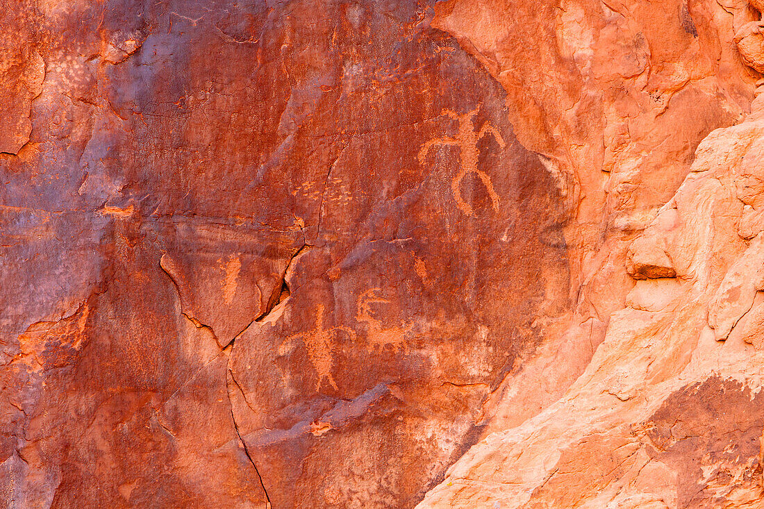 Felszeichnungen der prähispanischen Ureinwohner Amerikas im Mill Canyon bei Moab, Utah