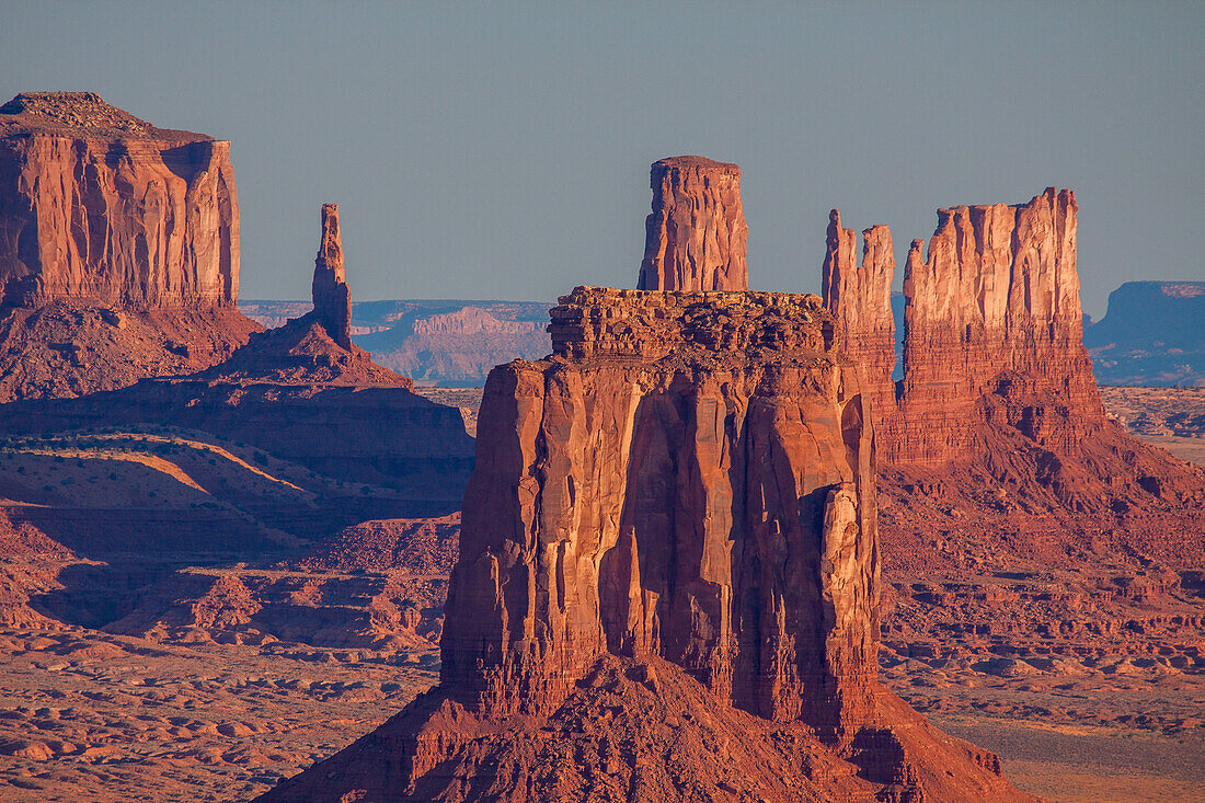 Teleaufnahme des East Mitten & Utah Monuments im Monument Valley von Hunt's Mesa im Monument Valley Navajo Tribal Park in Arizona