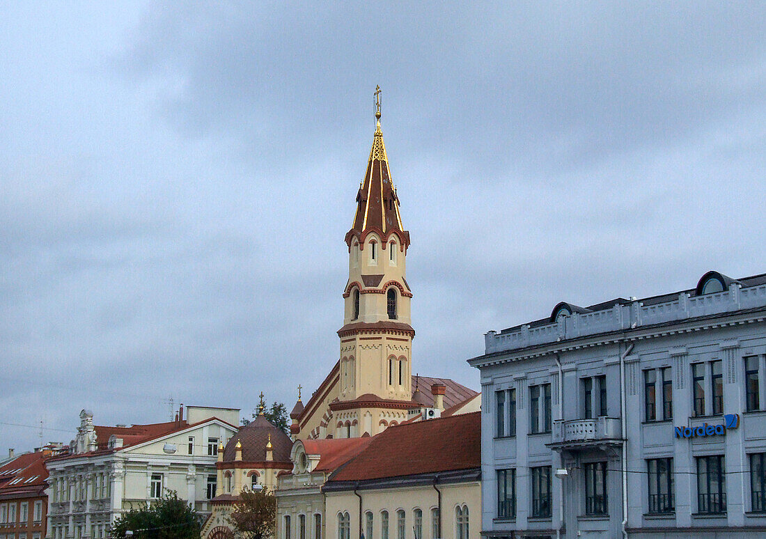 Der Glockenturm der St.-Nikolaus-Kirche in der Altstadt von Vilnius, Litauen. Sie ist die älteste Kirche in Litauen. Ein UNESCO-Weltkulturerbe