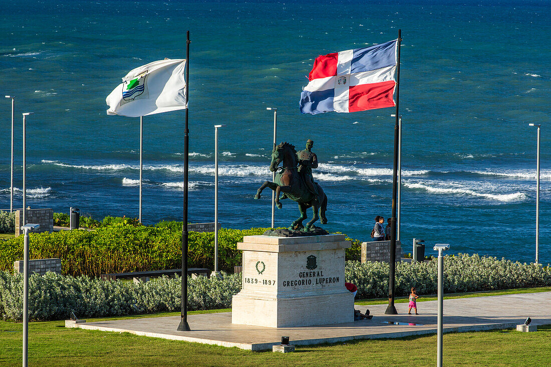 Eine Bronzestatue zum Gedenken an General Greogorio Luperon im La Puntilla Park in Puerto Plata, Dominikanische Republik