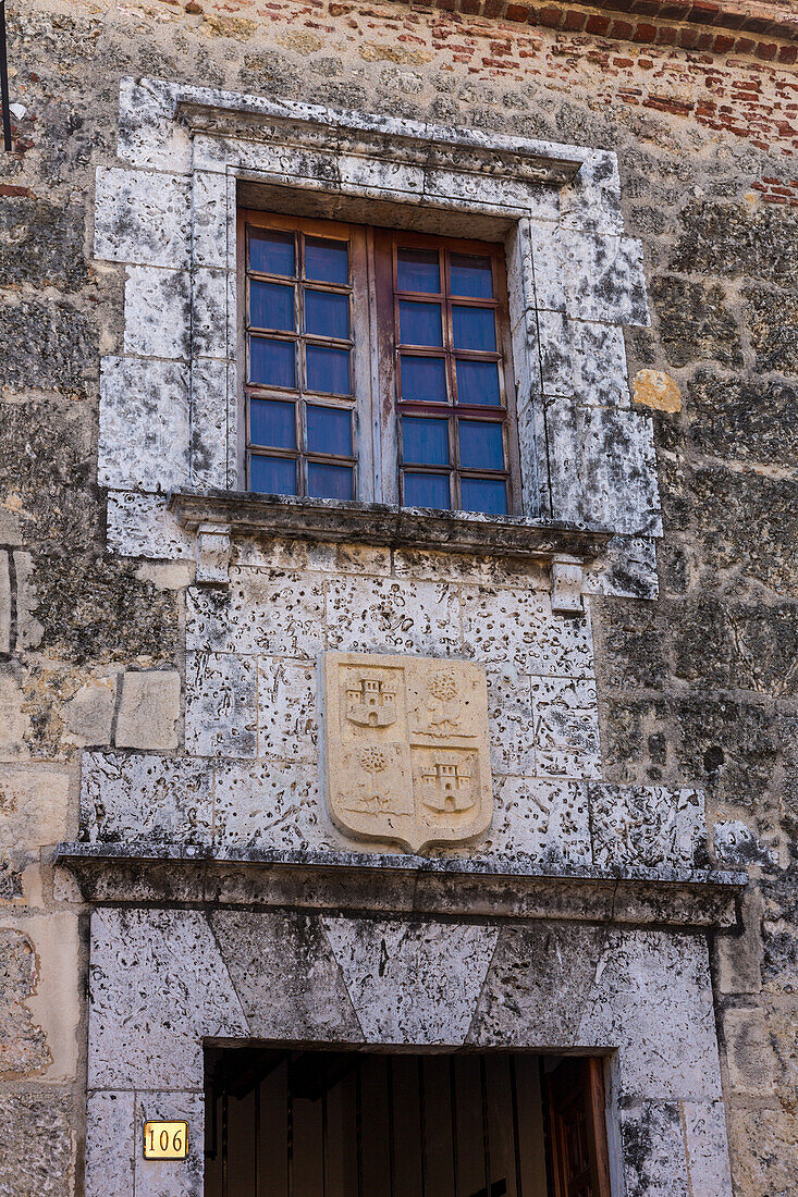Ehemaliges Haus von Gaspar de Atudillo, ca. 1528 n. Chr., in der Calle Las Damas in der alten Kolonialstadt Santo Domingo, Dominikanische Republik. Ein UNESCO-Weltkulturerbe. Heute beherbergt es die Sociedad Dominicana de Bibliofilos.