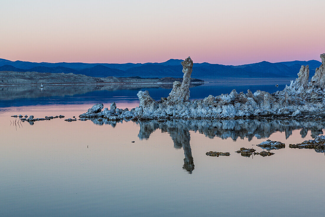 Tuffsteinformationen spiegeln sich im Mono Lake in Kalifornien in der Abenddämmerung