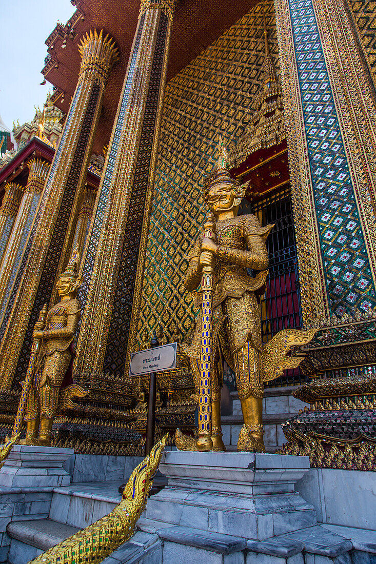 Eine Yaksha-Wächterstatue am Phra Mondhop auf dem Gelände des Grand Palace in Bangkok, Thailand. Ein Yaksha oder Yak ist in der thailändischen Überlieferung ein riesiger Schutzgeist.