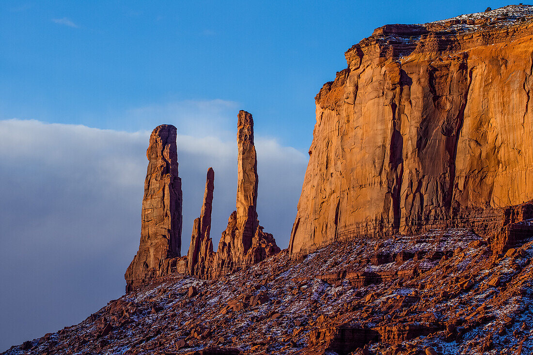 Die Three Sisters, Sandsteinmonolithen am Rande der Mitchell Mesa im Monument Valley Navajo Tribal Park in Arizona