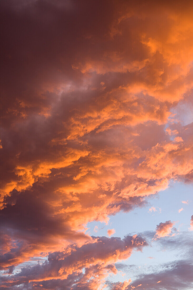 Bunte Kumuluswolken bei Sonnenuntergang über der Canyonlandschaft bei Moab, Utah
