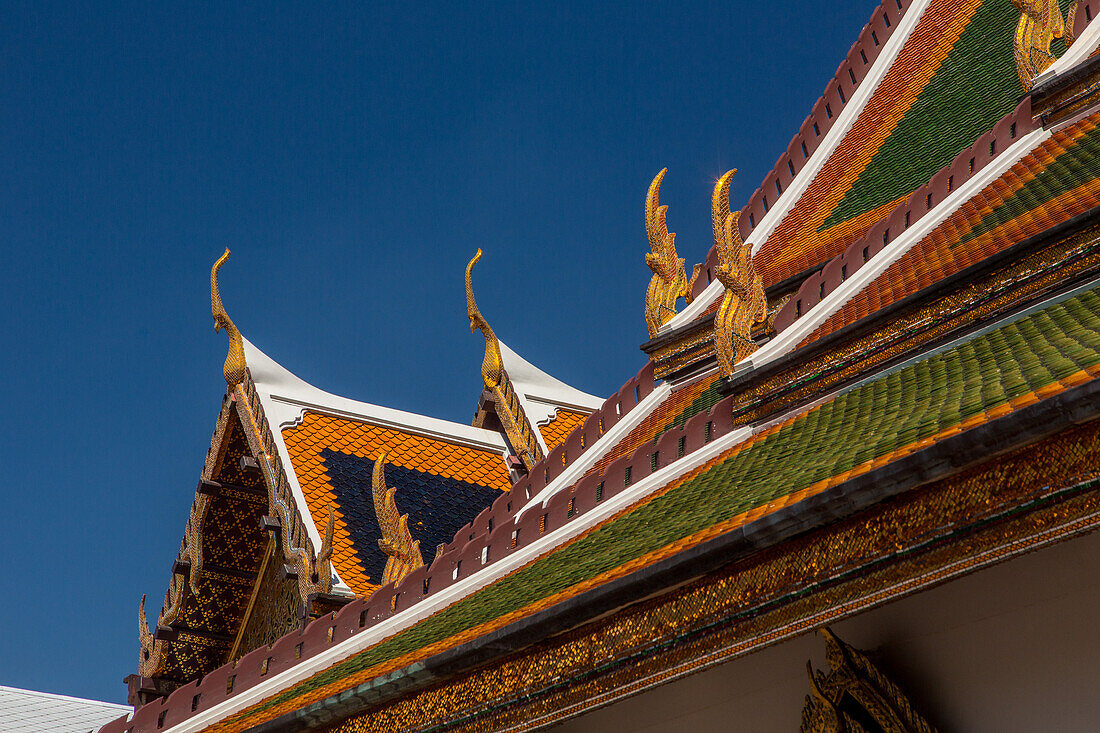 Detail des Phra Thinang Amarin Winitchai im Mittleren Hof des Großen Palastes in Bangkok, Thailand
