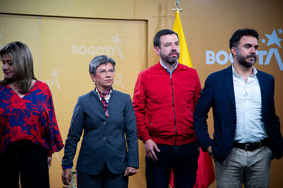 Die Mitglieder der Teams für den Regierungswechsel von Claudia Lopez (CL) und Carlos Fernando Galan (CR) während einer Pressekonferenz nach einem Treffen zwischen der Bürgermeisterin von Bogota, Claudia Lopez, und dem gewählten Bürgermeister Carlos Fernando Galan, in Bogota, Kolumbien, 30. Oktober 2023