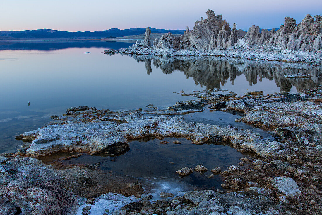 Tuffsteinformationen spiegeln sich im Mono Lake in Kalifornien in der Abenddämmerung