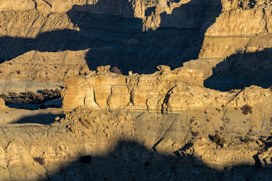 Angel Peak Scenic Area in der Nähe von Bloomfield, New Mexico. Licht und Schatten in den Badlands des Kutz Canyon