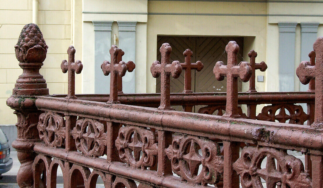Kreuze an einem Zaun vor der Kirche St. Nikolaus in der Altstadt von Vilnius, Litauen. Sie ist die älteste Kirche in Litauen. Ein UNESCO-Weltkulturerbe