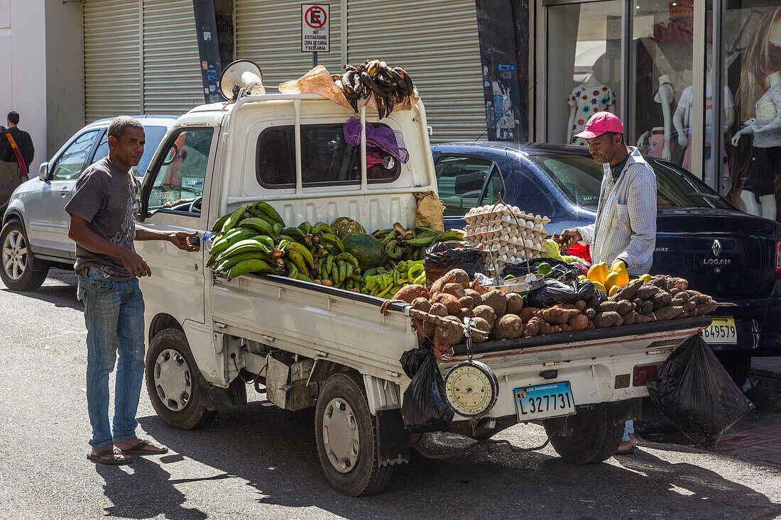 Dieser Lastwagen ist ein mobiler Gemüsestand in Santo Domingo, Dominikanische Republik