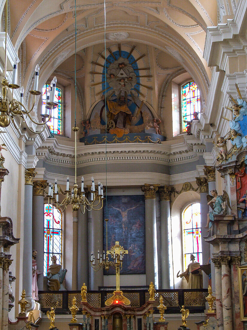 Altar und Apsis in der Allerheiligenkirche in der Altstadt von Vilnius, Litauen. Ein UNESCO-Weltkulturerbe