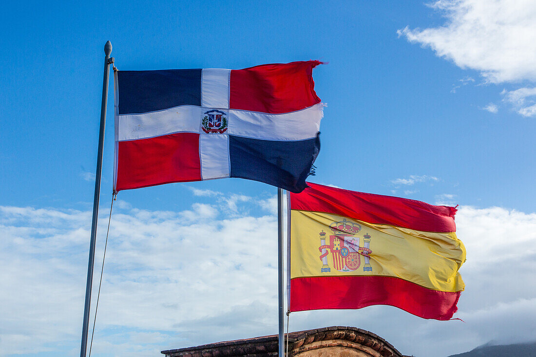 Flaggen der Dominikanischen Republik und Spaniens in Fortaleza San Felipe, heute ein Museum in Puerto Plata, Dominikanische Republik