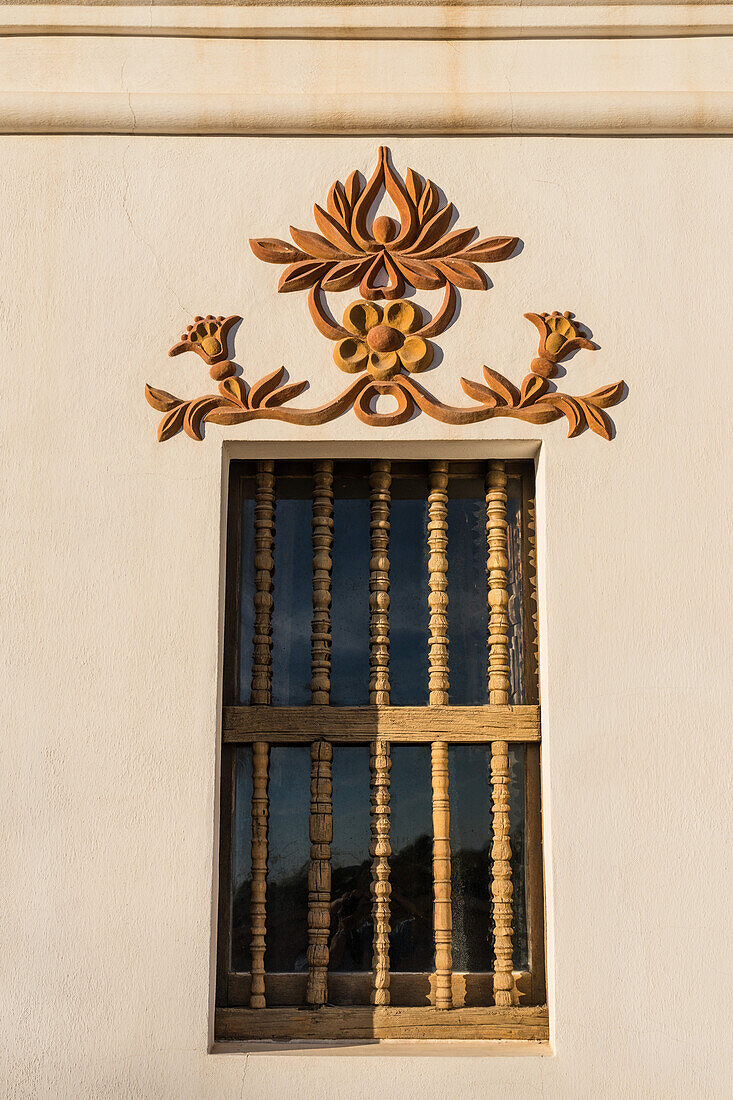Neu restauriertes geschnitztes dekoratives Detail über einem Fenster in der Mission San Xavier del Bac, Tucson Arizona