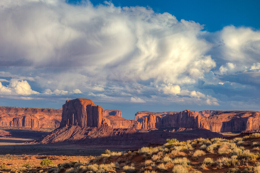 Wolken über Elephant Butte und Camel Rock, Sandsteinmonolithen im Monument Valley Navajo Tribal Park in Arizona