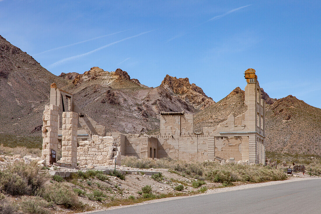 Ruinen der Gebäude der Overbury und Cook Bank in der Geisterstadt Rhyolite, Nevada