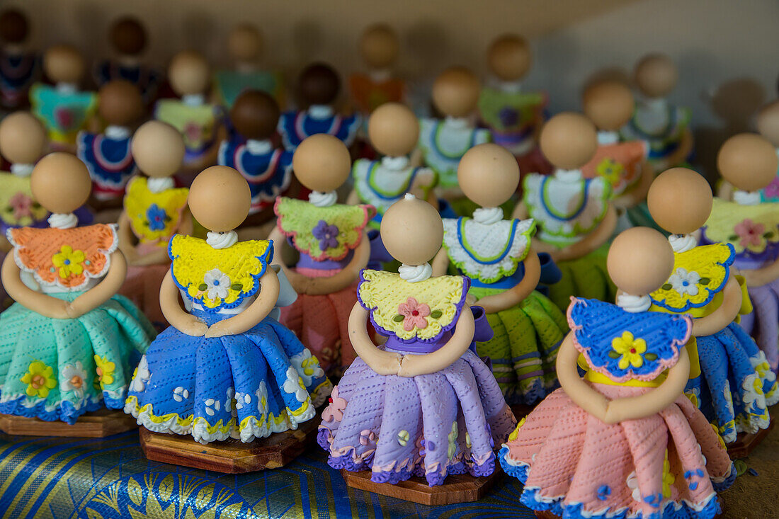 Teilweise fertige dominikanische gesichtslose Puppen in einer Heimwerkstatt in der Dominikanischen Republik. Die gesichtslosen Puppen repräsentieren die ethnische Vielfalt der Dominikanischen Republik
