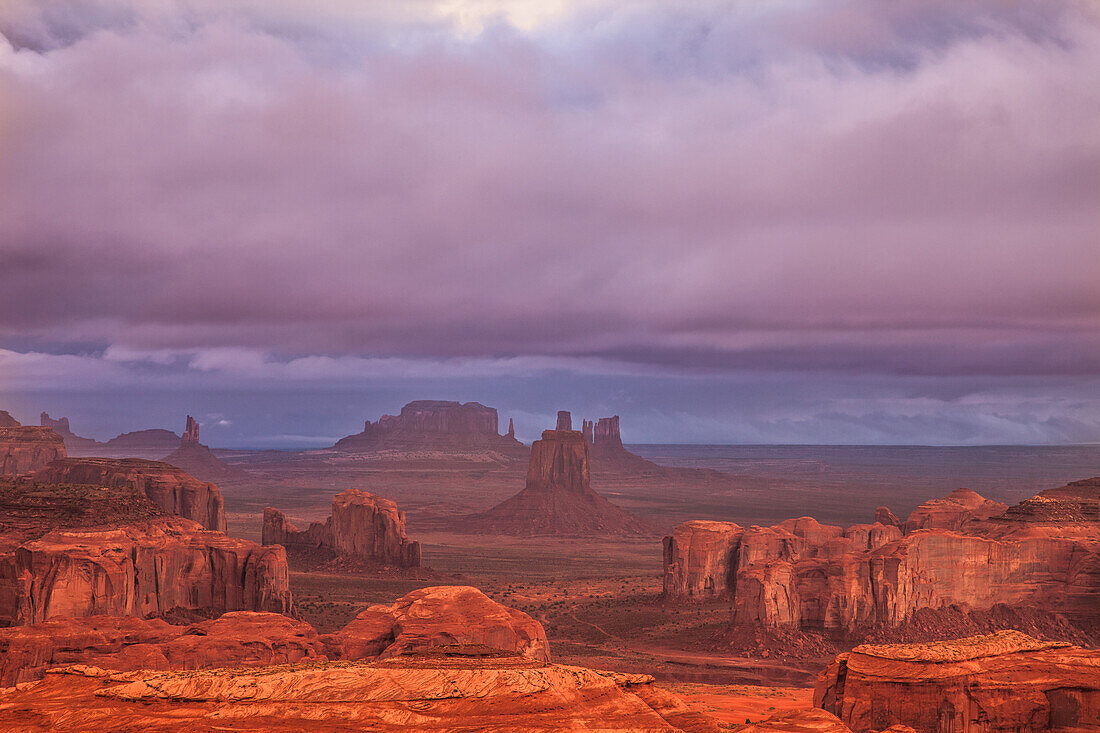 Stürmische Wolken bei Sonnenaufgang im Monument Valley Navajo Tribal Park in Arizona. Blick von Hunt's Mesa