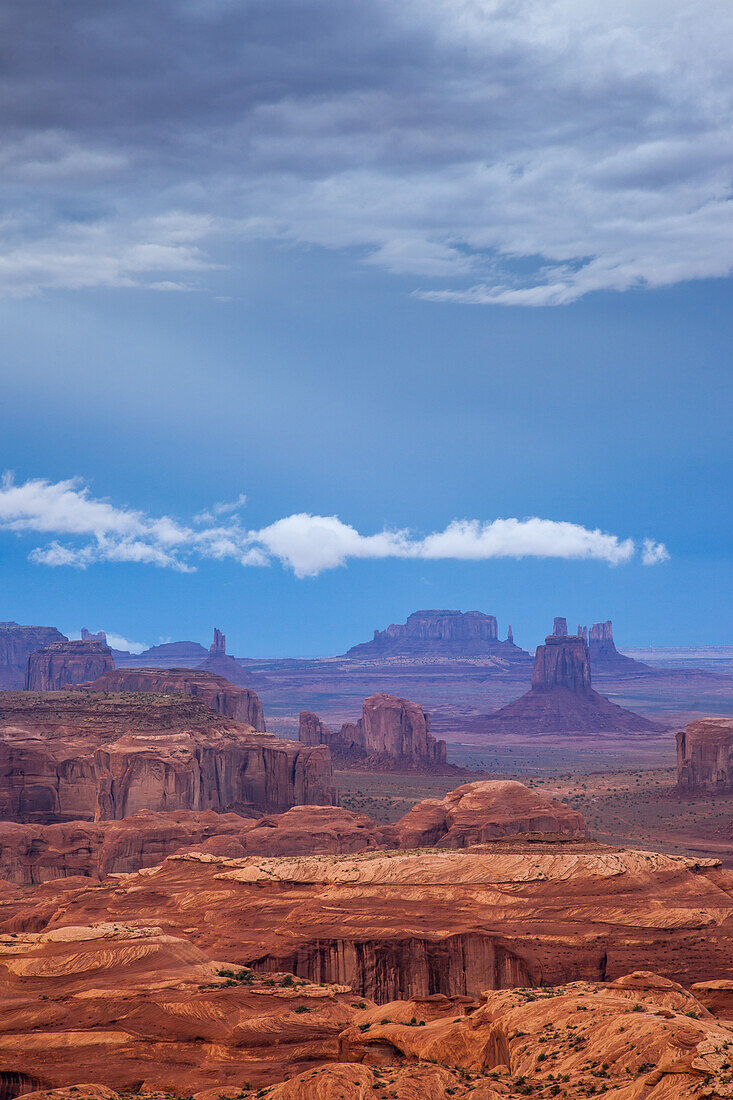 Stürmische Wolken bei Sonnenaufgang im Monument Valley Navajo Tribal Park in Arizona. Blick von Hunt's Mesa