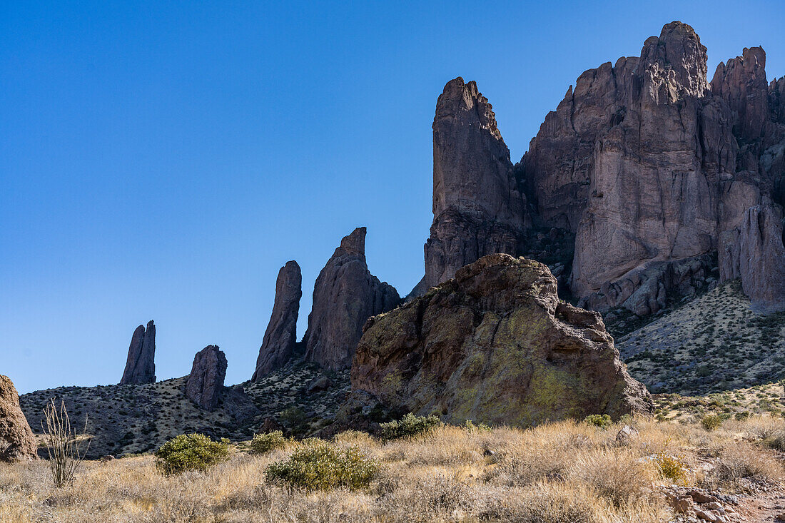 Felssäulen und der Green Boulder an den Flanken des Superstition Mountain, Lost Dutchman State Park, Apache Junction, Arizona