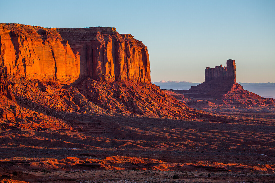 Sentinal Mesa, die Stagecoach und Castle Butte im Monument Valley Navajo Tribal Park in Arizona. Der Stagecoach liegt hinter Castle Butte und ist eine separate Formation