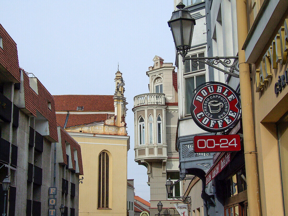 Klassische Architektur in der historischen Altstadt von Vilnius, Litauen. Die Kirche St. Johns steht links. Ein UNESCO-Weltkulturerbe