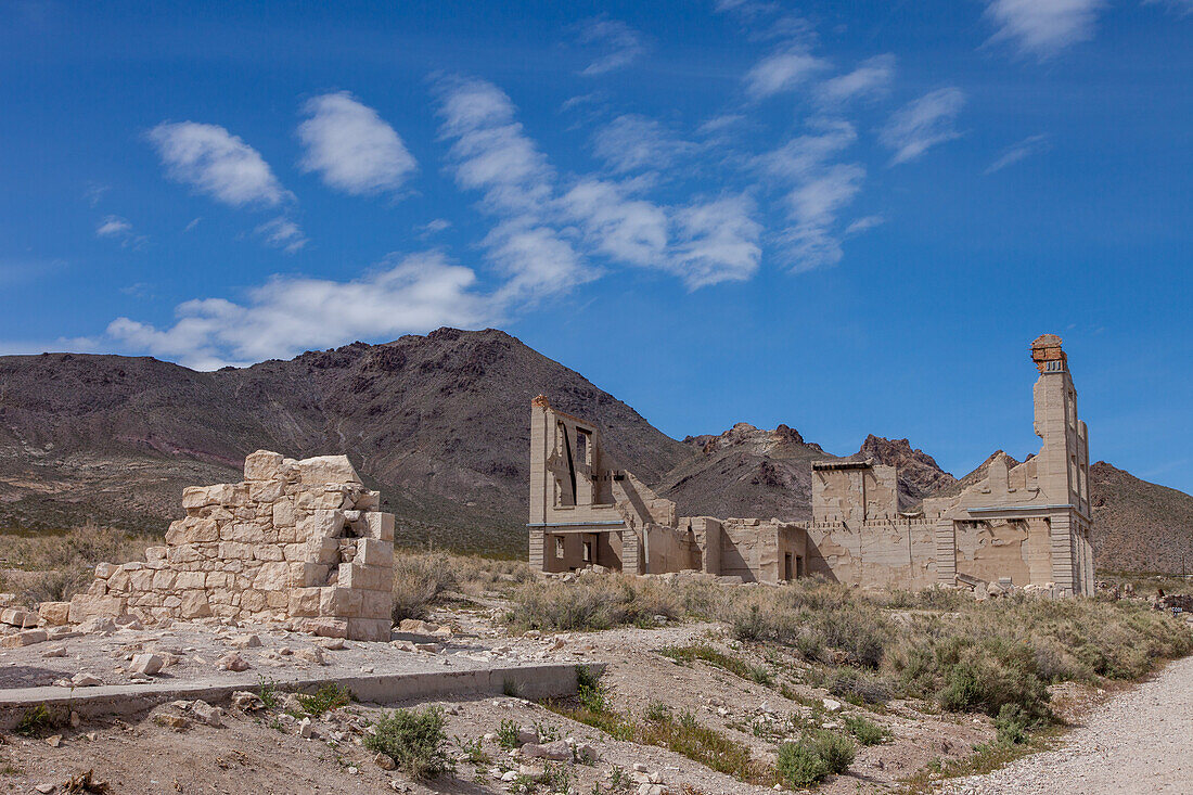 Ruinen des Gebäudes der Cook Bank in der Geisterstadt Rhyolite, Nevada