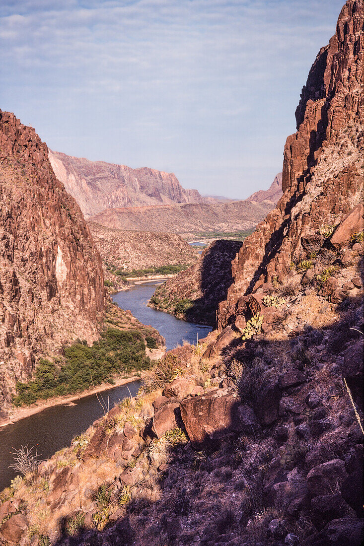 Blick von der texanischen FM Road 170 auf den Rio Grande River, der durch den Colorado Canyon in der Nähe des Big Bend NP fließt. Mexiko liegt auf der anderen Seite des Flusses