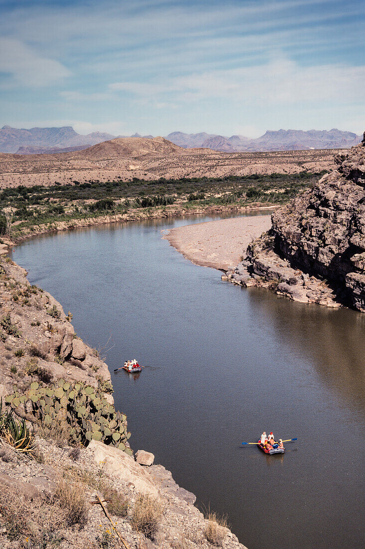 Rafting auf dem Rio Grande River im Santa Elena Canyon im Big Bend National Park in Texas. Links ist Mexiko zu sehen.