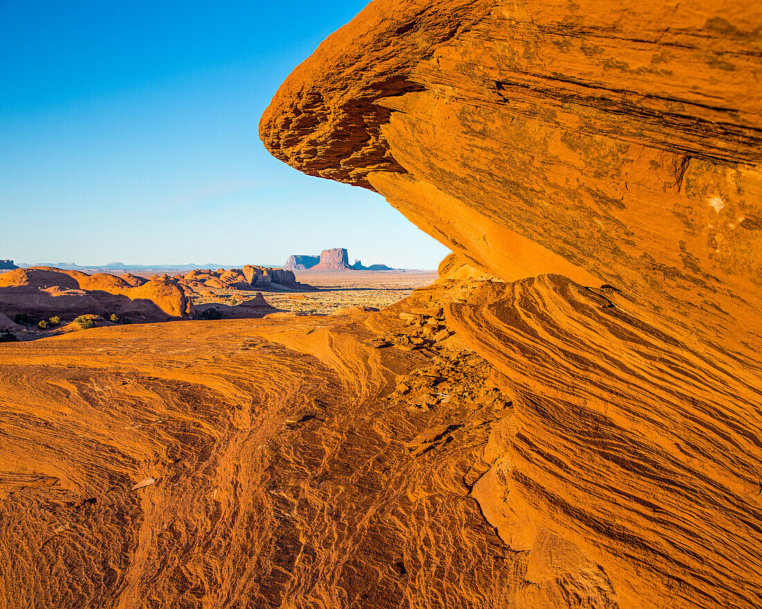 Kreuzschichtenmuster im erodierten Sandstein im Mystery Valley im Monument Valley Navajo Tribal Park in Arizona