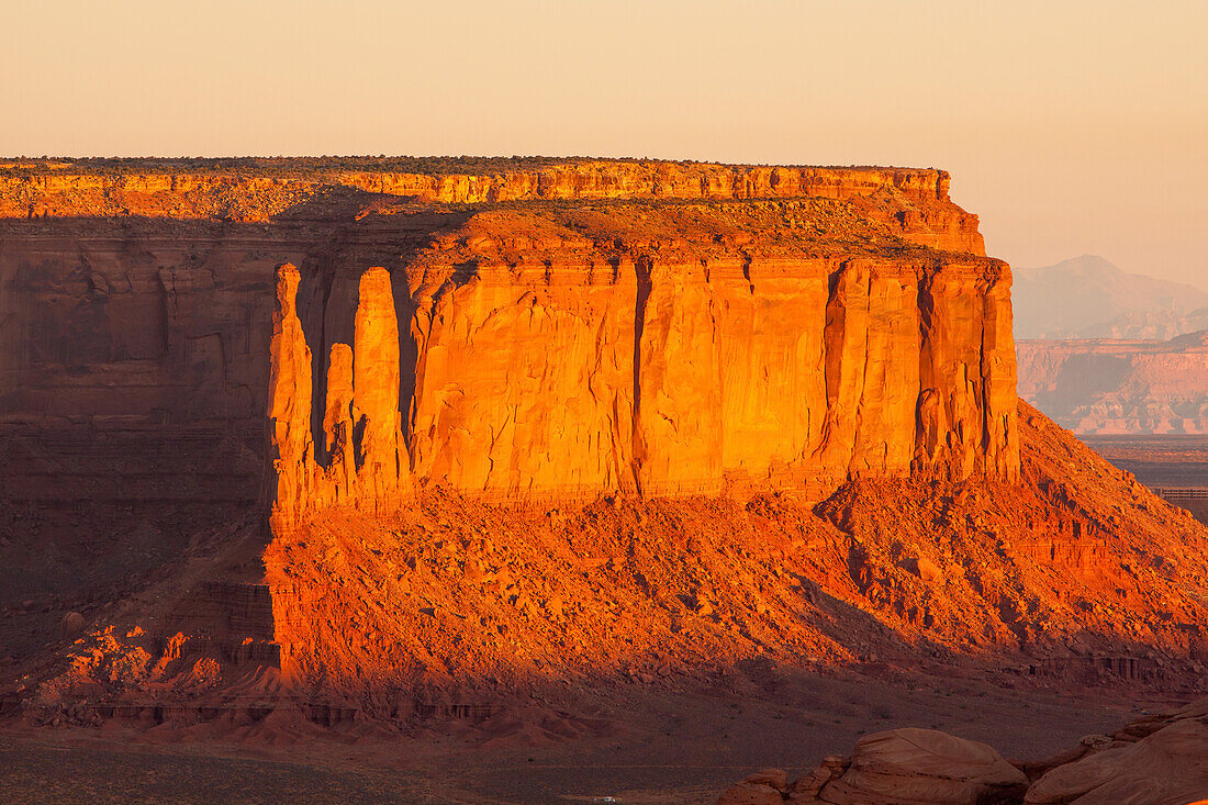 Die Three Sisters und Mitchell Mesa im Monument Valley, von Hunt's Mesa im Monument Valley Navajo Tribal Park in Arizona