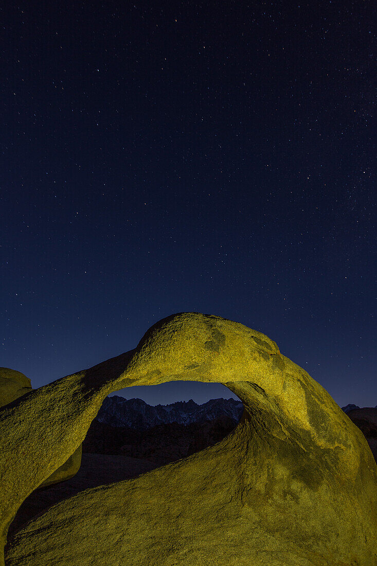 Sterne über dem Mobius Arch in den Alabama Hills bei Lone Pine, Kalifornien, mit der Silhouette des Mt. Whitney unter dem Bogen