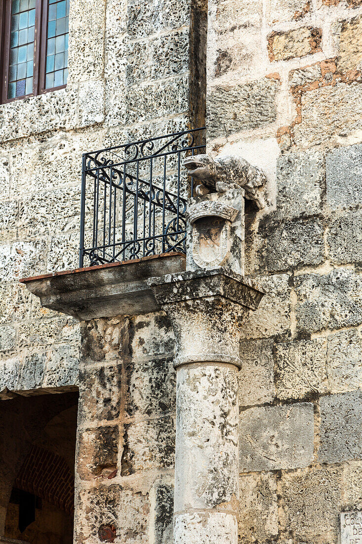 In Stein gehauener Wasserspeier am historischen Haus der Jesuiten in der Kolonialstadt Santo Domingo, Dominikanische Republik. Ein UNESCO-Weltkulturerbe