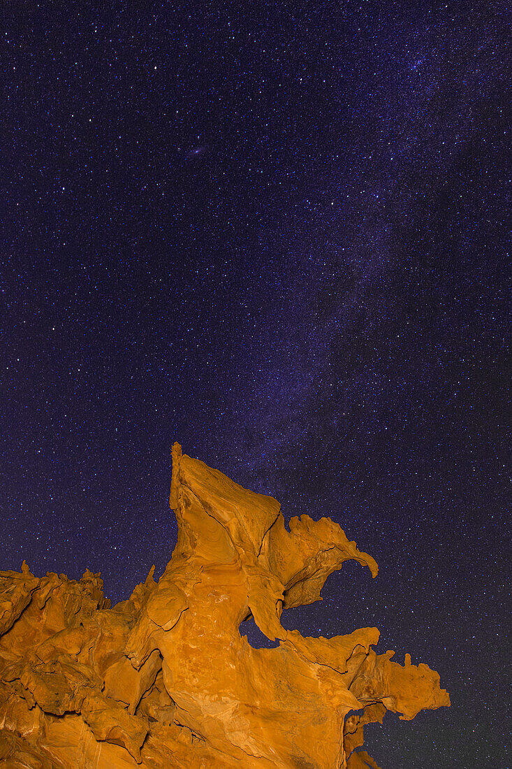 Die Milchstraße über einer vogelförmigen Sandsteinformation in Little Finland, Gold Butte National Monument, Nevada