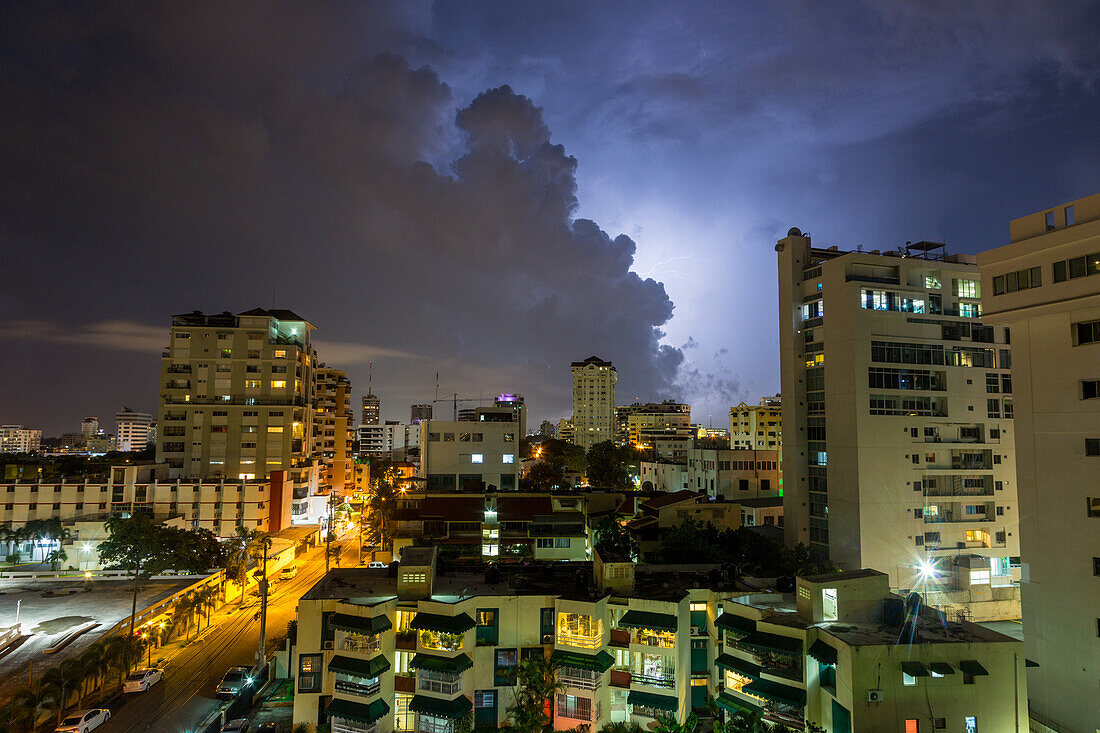 Ein nächtliches Gewitter über Wohnhäusern im Zentrum von Santo Domingo, Dominikanische Republik