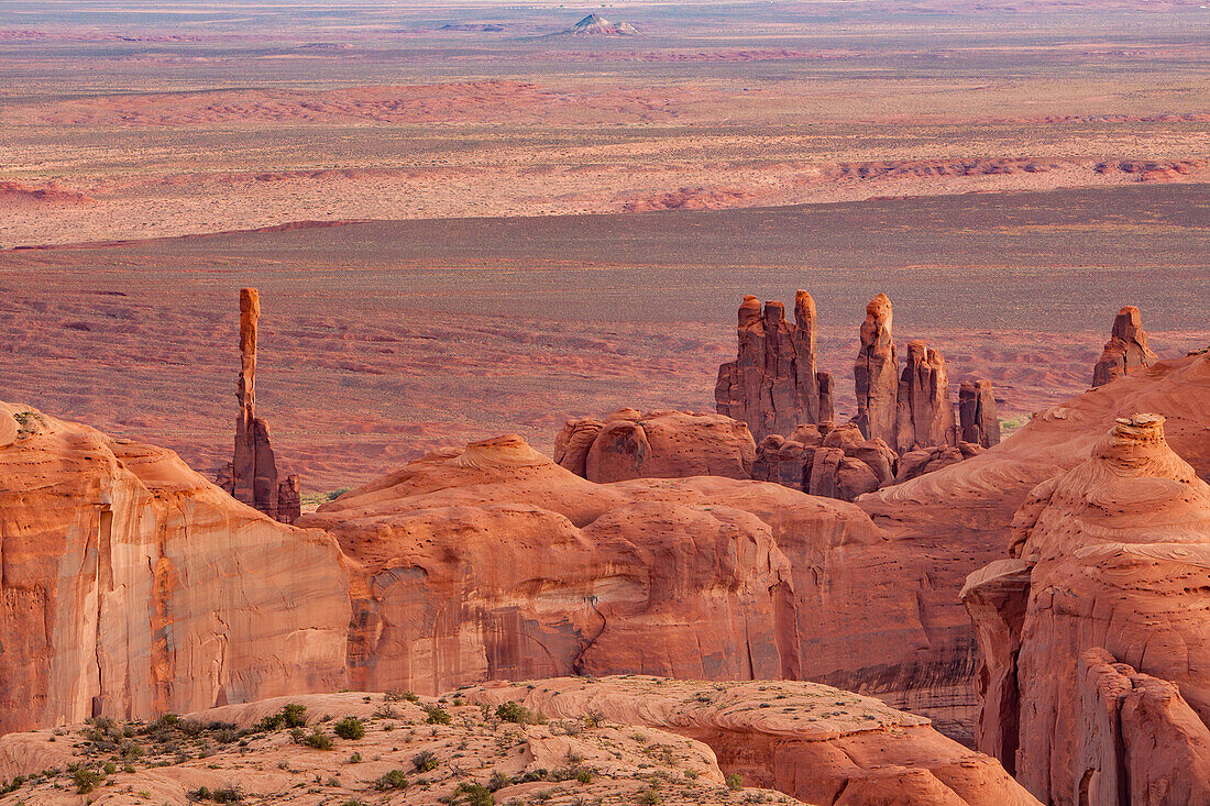 Teleaufnahme des Totempfahls und des Yei Bi Chei im Monument Valley von Hunt's Mesa im Monument Valley Navajo Tribal Park in Arizona