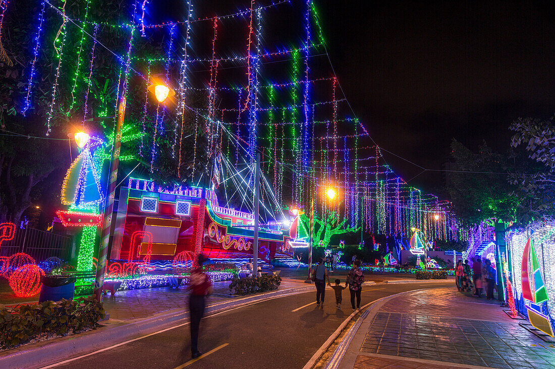 Millionen von Weihnachtslichtern schmücken den Ibero-Amerikanischen Park in Santo Domingo, Dominikanische Republik