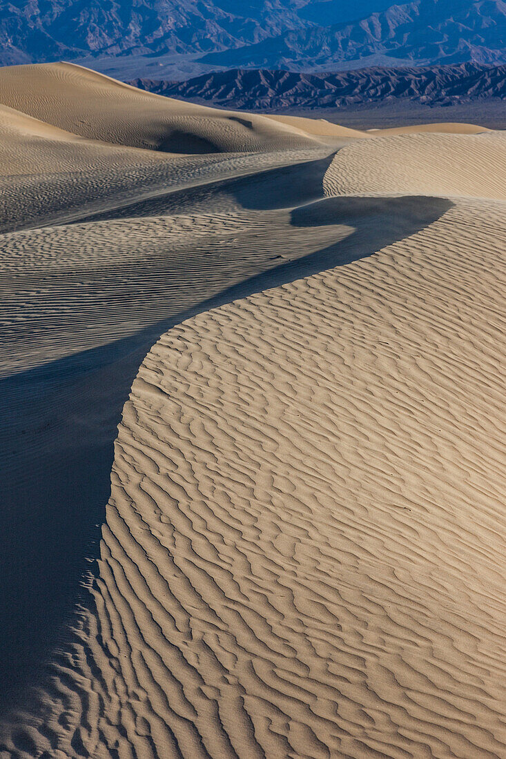 Wellen in den Sanddünen von Mesquite Flat im Death Valley National Park in der Mojave-Wüste, Kalifornien