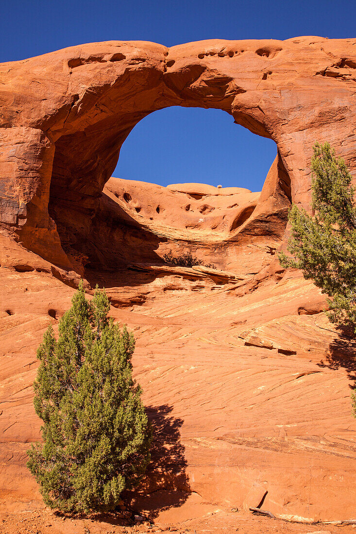 Honeymoon Arch im Mystery Valley im Monument Valley Navajo Tribal Park in Arizona