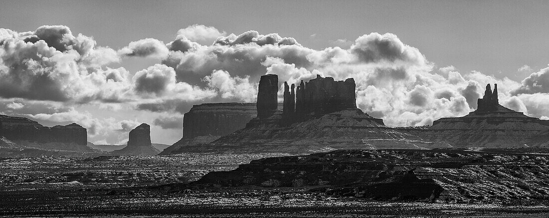 Blick auf die Monumente von Norden im Monument Valley Navajo Tribal Park in Arizona und Utah. L-R: Mitchell Mesa, Grey Whiskers Butte, Sentinal Mesa, Castle Butte, der Bär und das Kaninchen, die Postkutsche und der König auf dem Thron