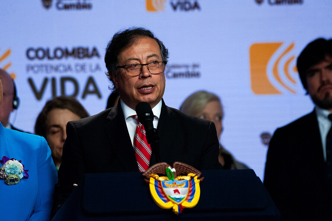 Der kolumbianische Präsident Gustavo Petro spricht während einer Pressekonferenz nach einem Treffen mit dem Sicherheitsrat der Vereinten Nationen über die Fortschritte im kolumbianischen Friedensprozess 2016 und den neuen laufenden Prozess in Bogota, Kolumbien, 8. Februar 2024