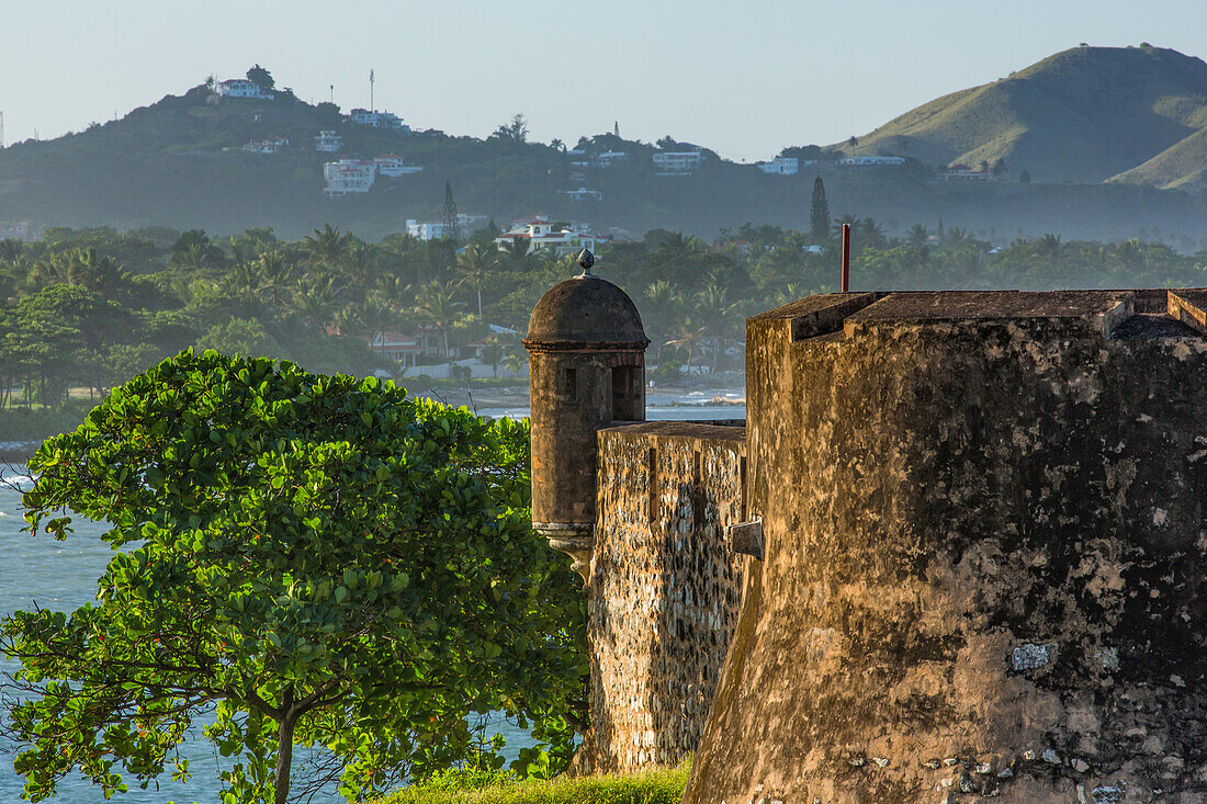 Ein spanischer Guerite oder Wachposten im Fortaleza San Felipe, heute ein Museum in Puerto Plata, Dominikanische Republik, mit Blick auf den Hafen