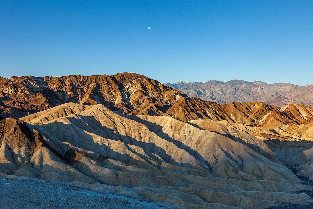 Monduntergang über den Panamint Mountains und dem Zabriskie Point im Death Valley National Park in Kalifornien
