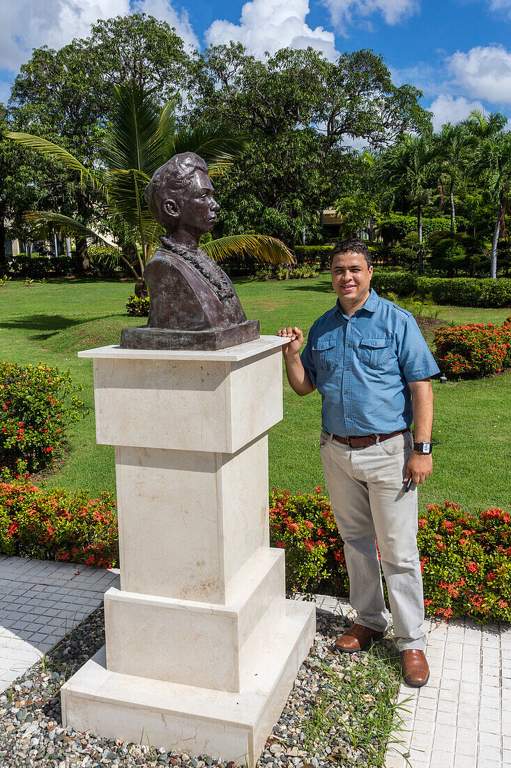 Büste von Salome Urena de Henriquez mit dem Bildhauer, Jose Ramon Rotelini, Jr., in Santo Domingo, Dominikanische Republik