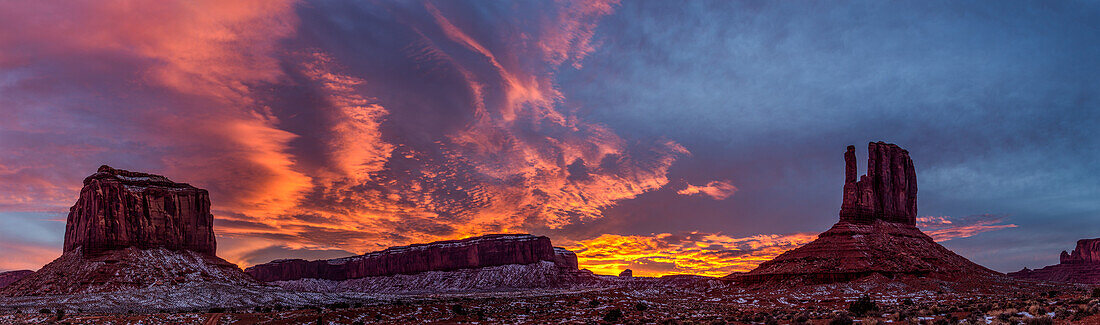 Farbenfroher Sonnenuntergang über Merrick Butte, MItchell Mesa und West Mitten im Monument Valley Navajo Tribal Park in Arizona