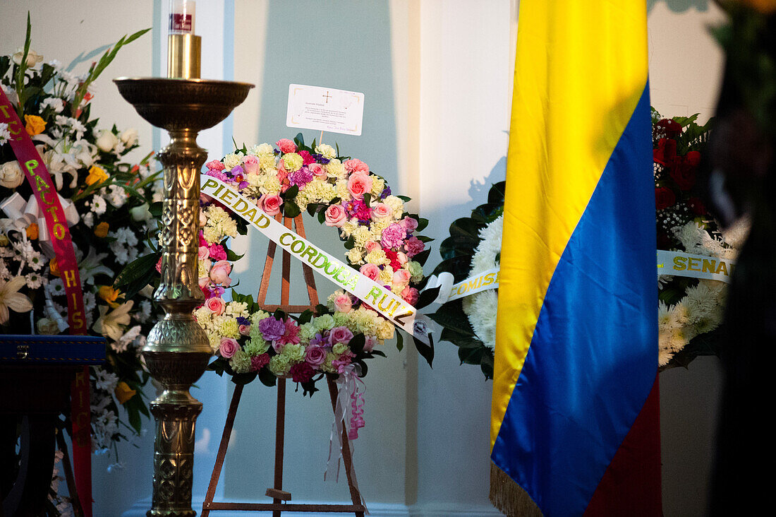 Menschen nehmen an der Totenwache der kolumbianischen Senatorin für das politische Bündnis "Pacto Historico" Piedad Cordoba im kolumbianischen Kongress in Bogota, Kolumbien, 22. Januar 2024, teil