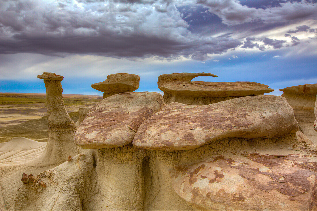 Sandsteinfelsen auf Hoodoos in den farbenfrohen Lehmhügeln in den Badlands des San Juan Basin in New Mexico